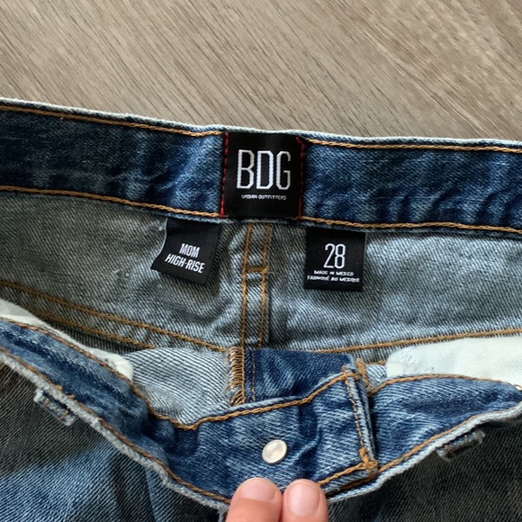 Mom hi-rise light blue denim shorts - Picture 3 of 3